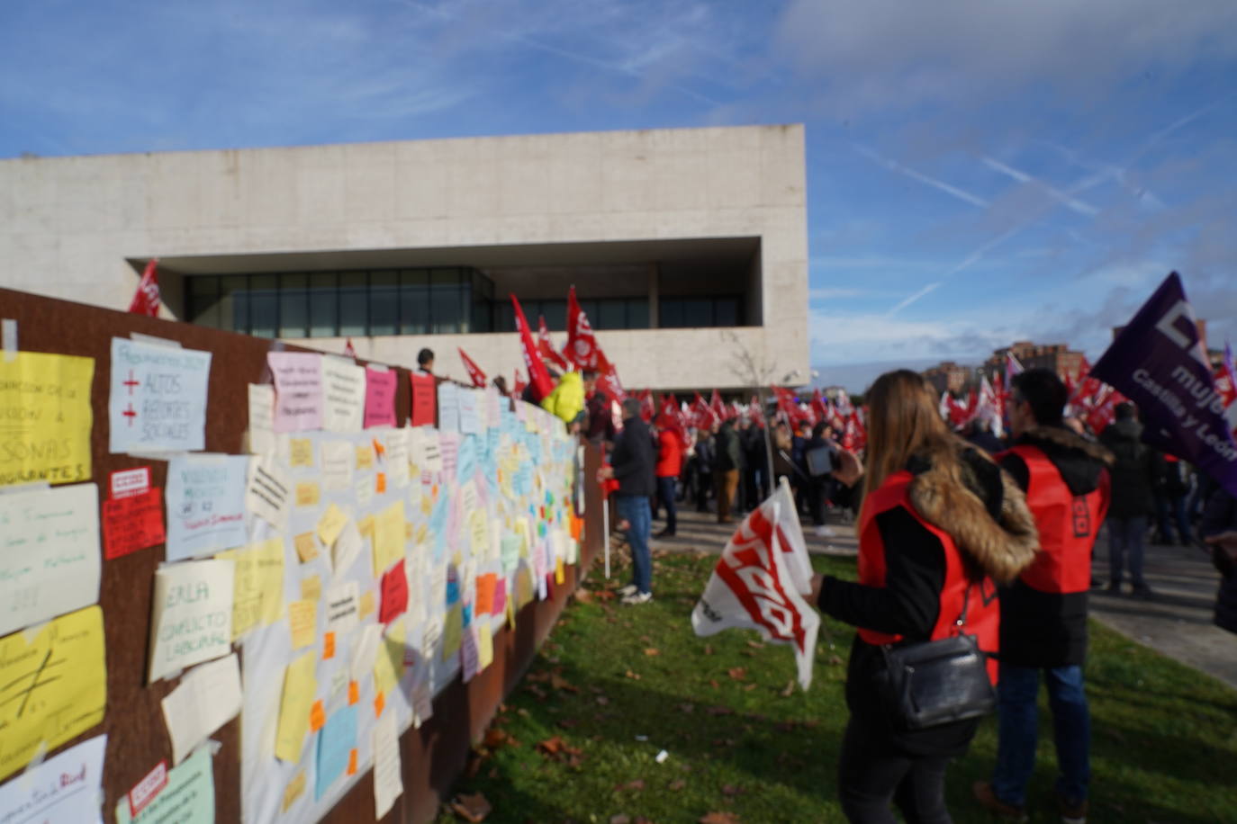 Fotos Ccoo Y Ugt Se Concentran A Las Puertas De Las Cortes Contra Los